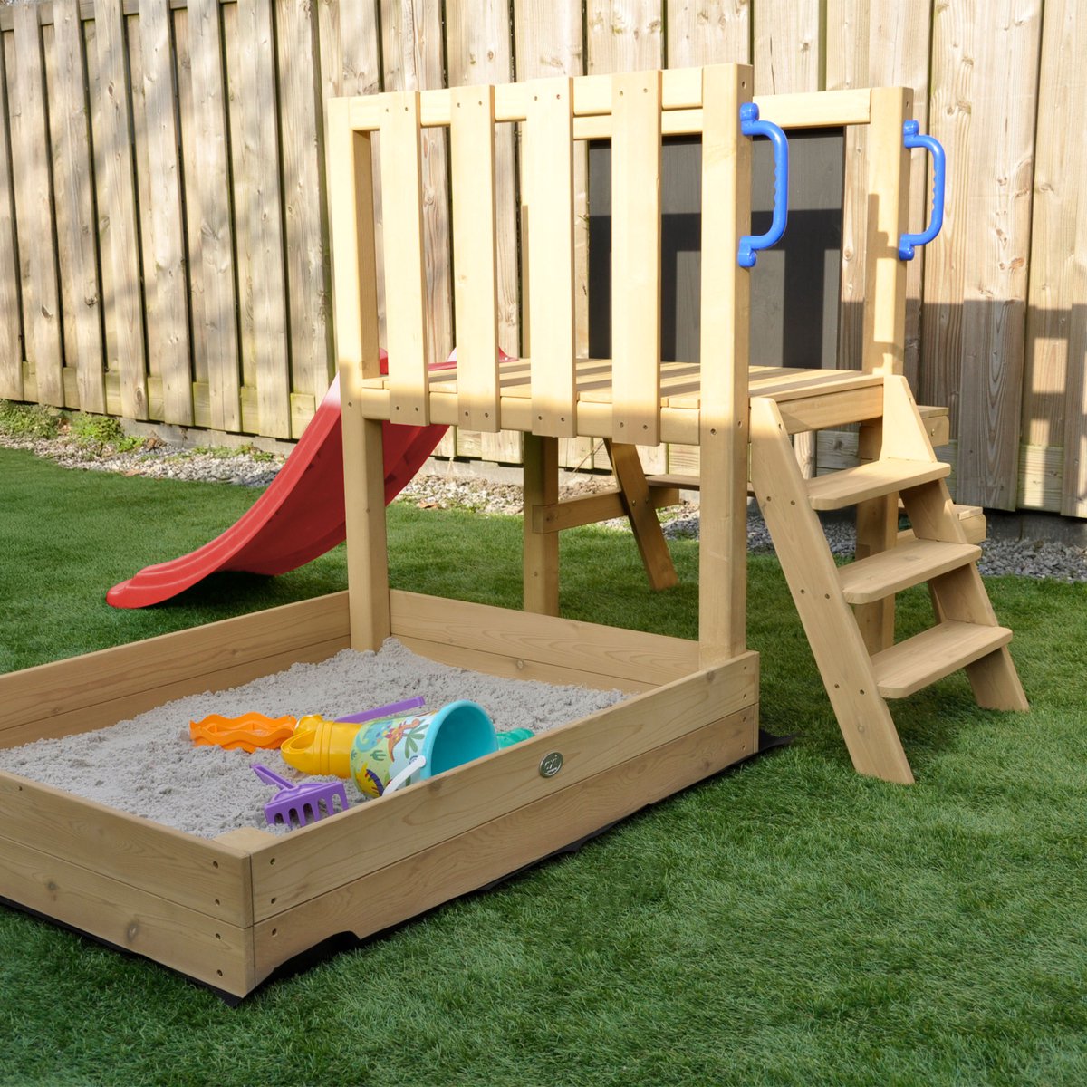 AXI Leah Mini Speeltoren met Zandbak en Picknicktafel – Rode Glijbaan – Met Krijtbord – FSC hout – Klein speeltoestel voor de tuin / buiten — afbeelding 4
