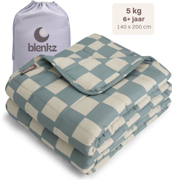 Een opgevouwen blauw-wit geblokte verzwaringsdeken ligt naast een opbergzak met het logo 'blenkz'. Tekst: 5 kg 6+ jaar 140 x 200 cm.