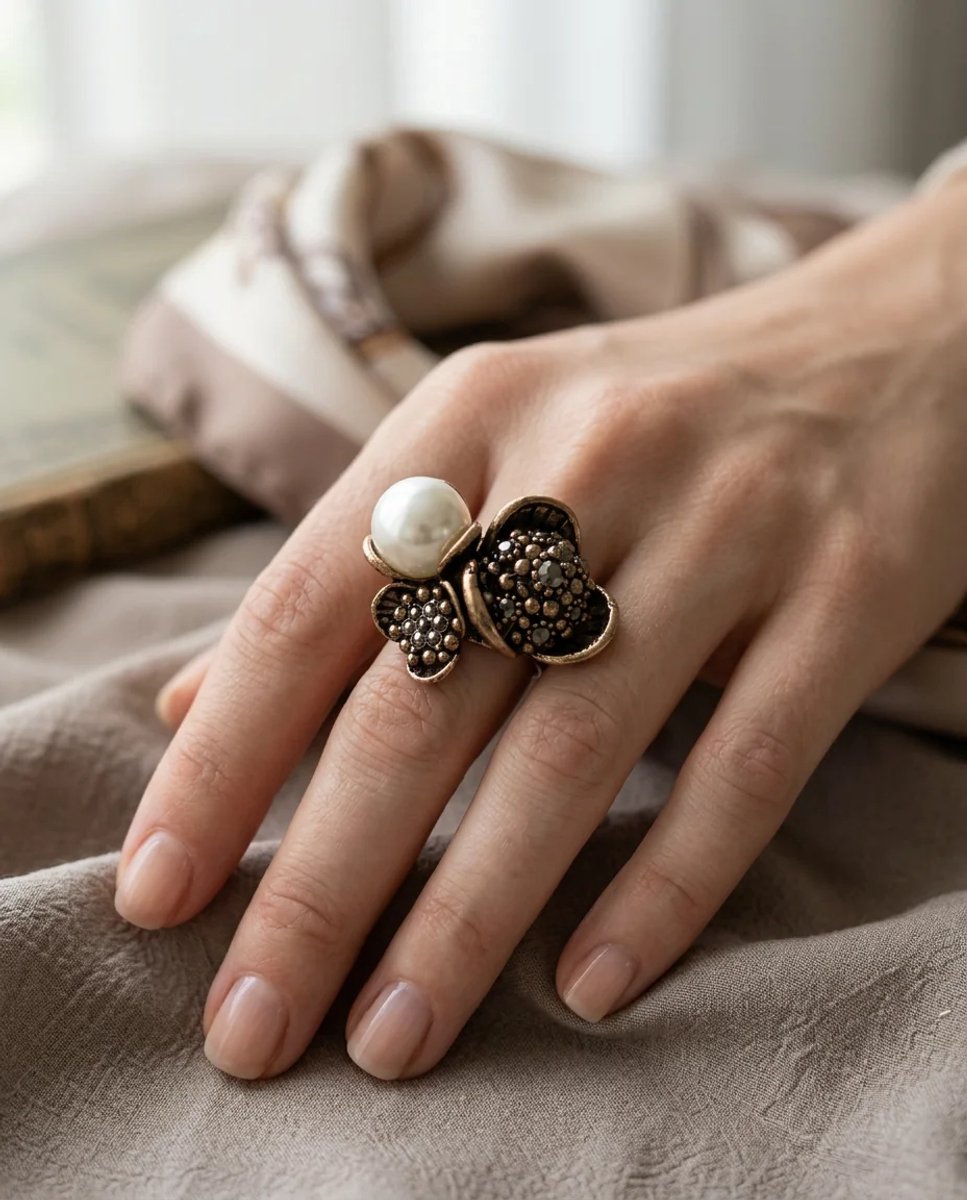 Dorvina Bronzen Dames Ring Antiek Sieraad Margazit en Parel Bloemen Model Verstelbaar Vintage Ring