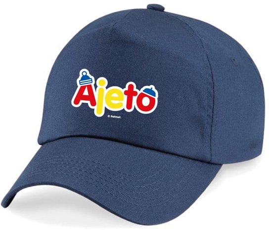 Donkerblauwe pet met het woord "Ajeto" in rood, geel en wit, met een flesje en een hoedje.