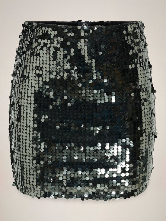 Een zwarte minirok, volledig bedekt met glanzende zilverkleurige pailletten.