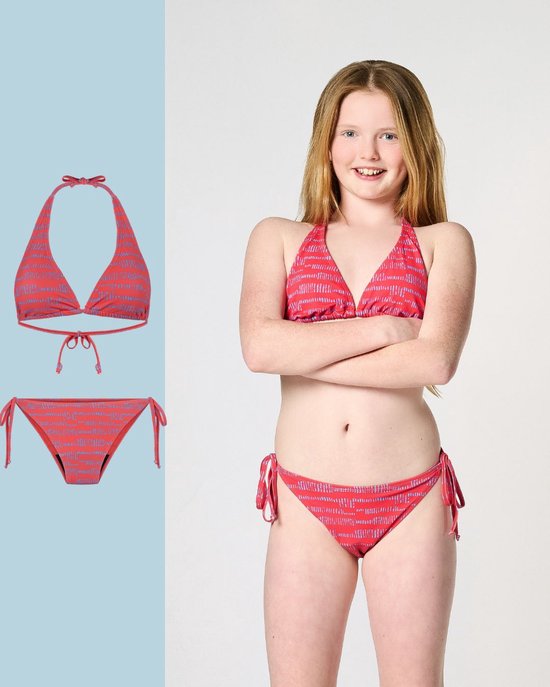 Collage van een rode bikini met horizontale blauwe strepen, naast een meisje dat dezelfde bikini draagt.