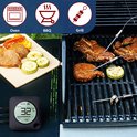 Close-up van vlees op een grill en in een oven, met vleesthermometer probes erin. De thermometer toont 32°C.