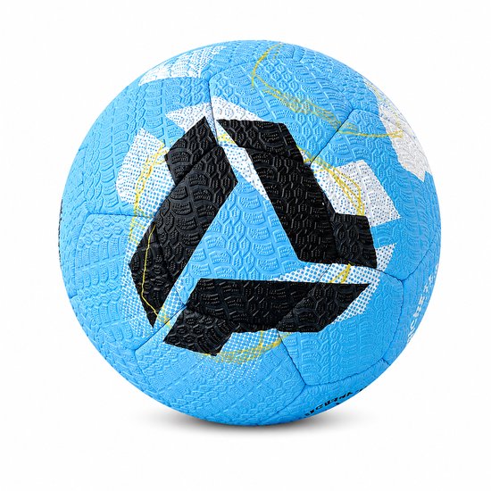 Lichtblauwe freestyle voetbal met zwarte en witte patronen. Zwart geometrisch logo in het midden.