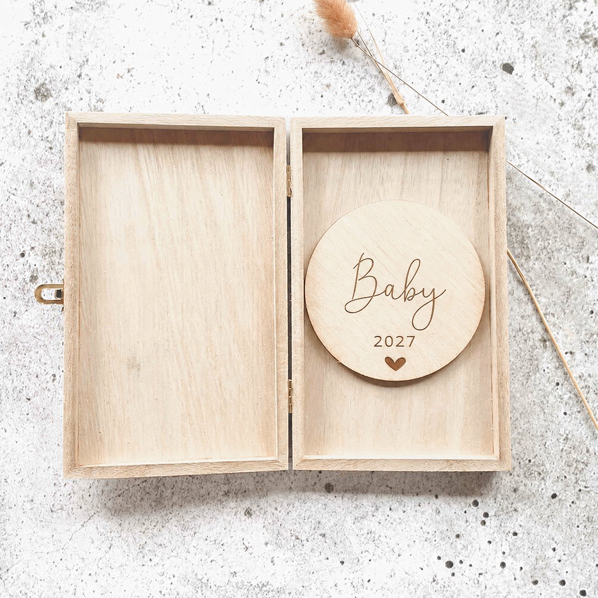 Baby 2027 - aankondigingsdoosje met cirkel - zwangerschapsaankondiging - zwanger! - vertellen dat je zwanger bent - houten cirkel