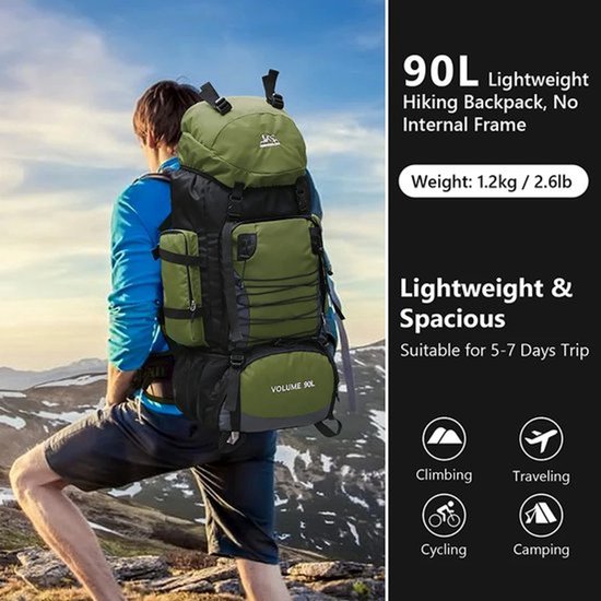 Man met een groene en zwarte 90L lichtgewicht trekking rugzak op een bergpad. De rugzak is lichtgewicht en ruim.