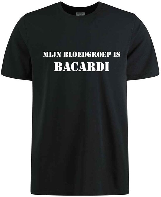 Zwart katoenen T-shirt met witte tekst 'MIJN BLOEDGROEP IS BACARDI'.