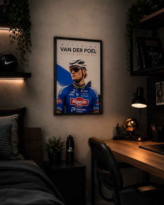 Affiche de Mathieu van der Poel en tenue de cyclisme Alpecin-Deceuninck, casque blanc, lunettes de soleil, dans une chambre accrochée au mur.