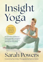 Boek 'Insight Yoga' met een vrouw in yogahouding. Met teksten 'Insight Yoga', 'Met een nieuwe voorrede en appendix van de auteur', 'Een innovatieve synthese van traditionele yoga, meditatie en oosterse benaderingen voor genezing en welzijn', en 'Sarah Powers'.