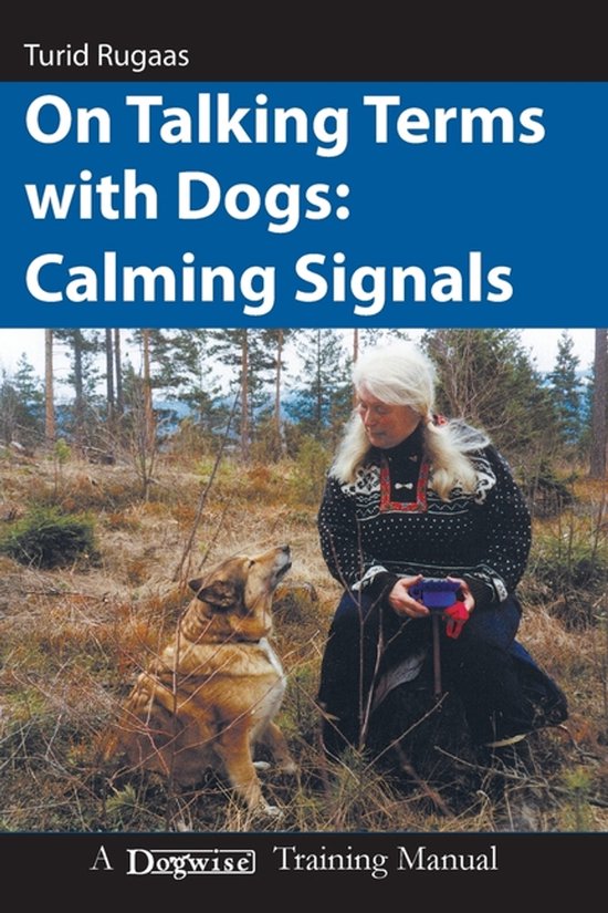 Boek 'On Talking Terms with Dogs: Calming Signals' met Turid Rugaas en een hond in een bosrijke omgeving.