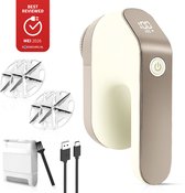 Beige pluizenverwijderaar, 'Best Reviewed', met reservemesjes, borstel en USB-C kabels.