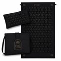 Zwarte RYCE spijkermat, kussen en opbergtas met gouden logo, op witte achtergrond.