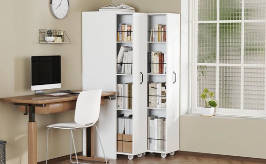 Wit kast met twee open deuren, gevuld met boeken, naast een bureau.