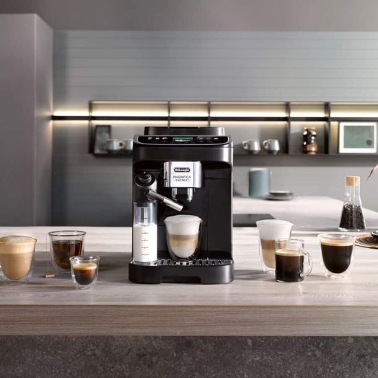 Zwarte De'Longhi Magnifica Evo Next volautomaat in een keukenomgeving, omringd door diverse koffiedranken.