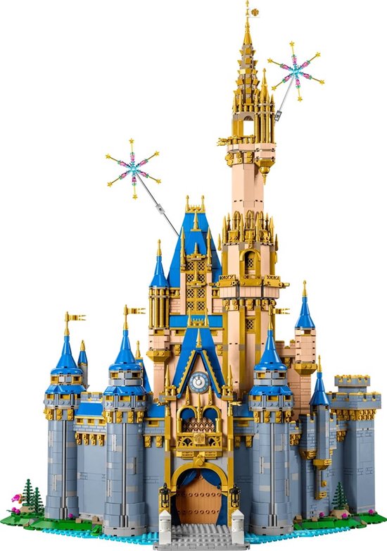 Een indrukwekkend LEGO Disney Kasteel, met blauwe daken, gouden details en vele torens.