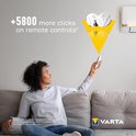 Vrouw met afstandsbediening en airconditioner, Varta CR2032 batterijen met +5800 extra klikken.