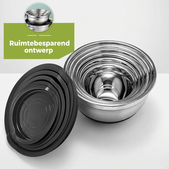 Een stapel roestvrijstalen mengkommen, die in elkaar passen, met zwarte deksels op de voorgrond, die ruimtebesparend opbergen.