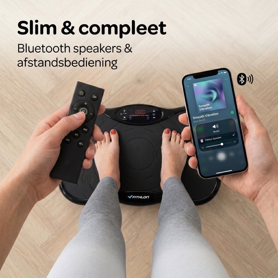 Persoon houdt een afstandsbediening vast en een smartphone, naast een Fithlon trilplaat.