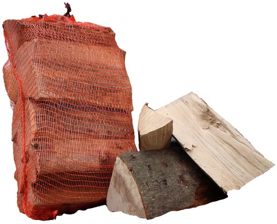 Een netzak met beukenhout, ernaast liggen drie blokken beukenhout.