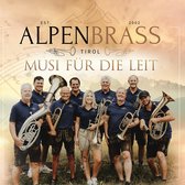 Groepsfoto van de Alpenbrass Tirol-band in traditionele klederdracht met koperblaasinstrumenten tegen een berglandschap.