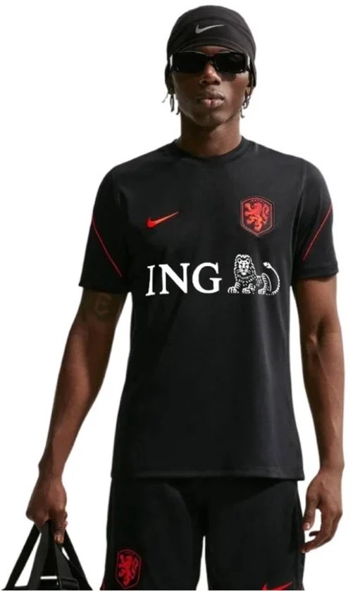 Zwart Nike sportshirt met oranje details, het Nederlandse leeuw embleem en "ING" opdruk.