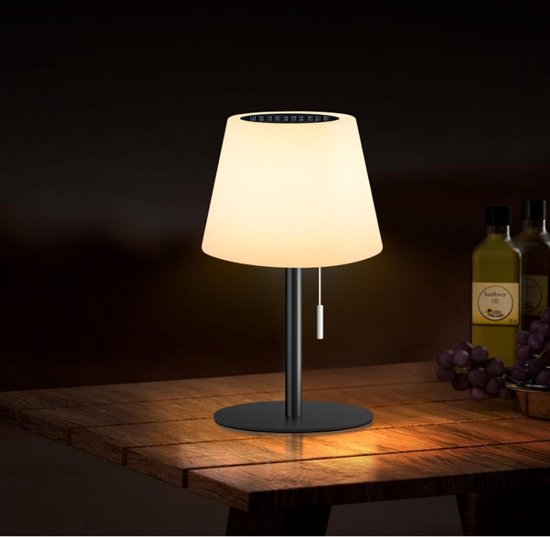 Lampe de table éclairée avec abat-jour blanc sur table en bois
