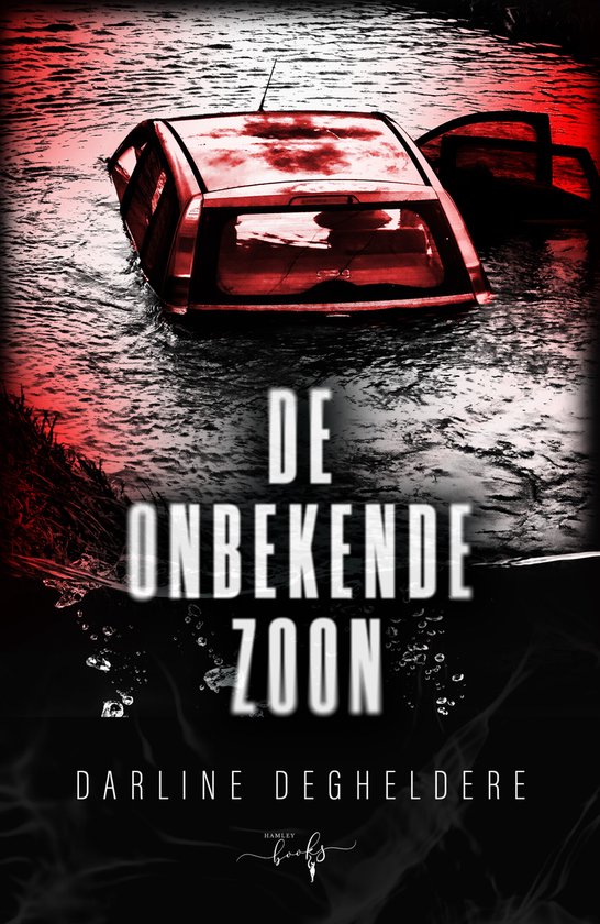 Een rode auto zinkt in water. De tekst 'DE ONBEKENDE ZOON DARLINE DEGHELDERE HAMLEY books' is zichtbaar.