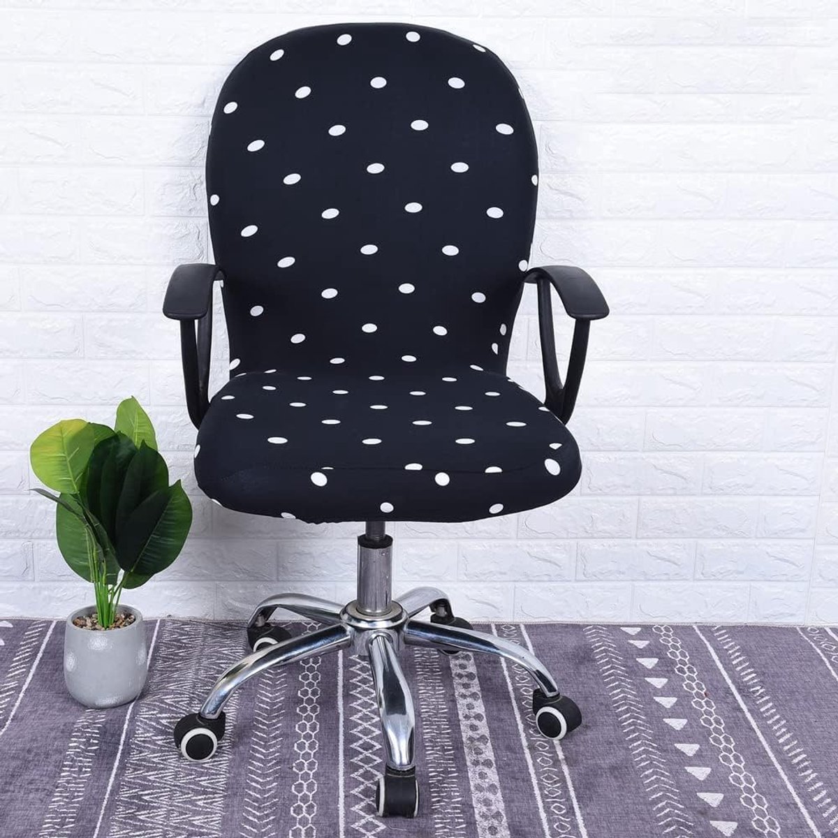 Zwart-witte elastische stoelhoes met stippenpatroon voor draaistoelen, inclusief rugleuning, geschikt voor bureaustoelen en computerstoelen. De hoes is afneembaar, zacht en elastisch.