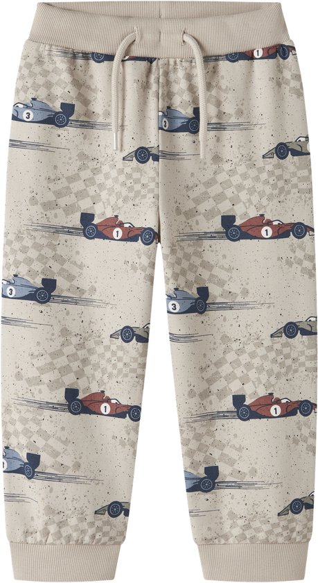 Beige joggingbroek met raceauto's en ruitjesprint. Trekkoord en elastische tailleband.
