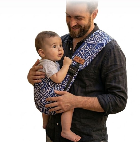Man met baard draagt baby in blauwe en witte draagzak met geometrisch patroon.