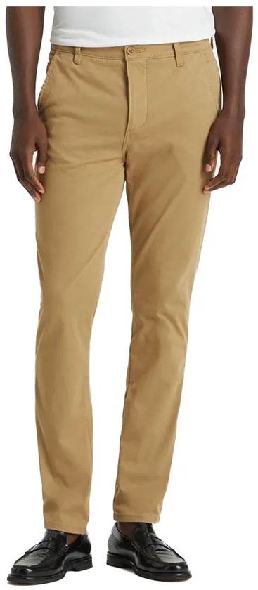 Voorkant van een man in een beige chino broek met knoopsluiting en twee steekzakken.