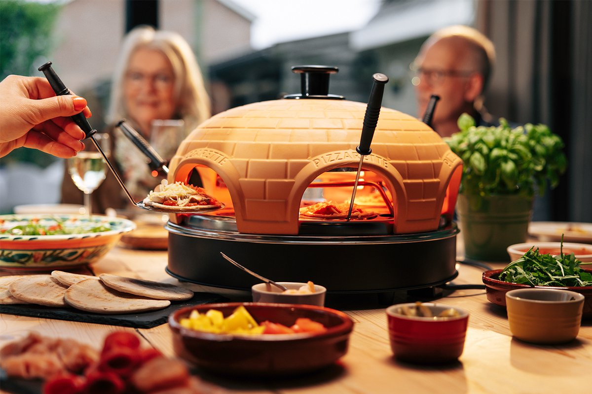 Emerio Pizzarette Origineel - 4 Persoons Pizza Oven - Handgemaakte Terracotta Koepel - 4 Geïsoleerde Bakspatels - RVS Bakplaat - Gourmetstel met Cool touch koepel - PO-115985 900W – foto 8