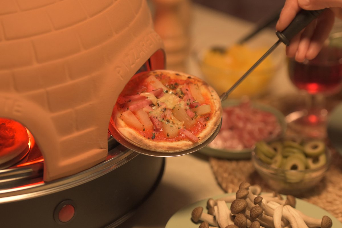 Emerio Pizzarette Origineel - 4 Persoons Pizza Oven - Handgemaakte Terracotta Koepel - 4 Geïsoleerde Bakspatels - RVS Bakplaat - Gourmetstel met Cool touch koepel - PO-115985 900W – foto 7