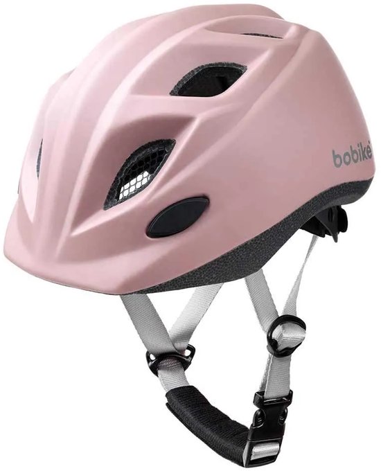 Lichtroze fietshelm voor kinderen met het Bobike logo, verstelbare bandjes en ventilatiegaten.