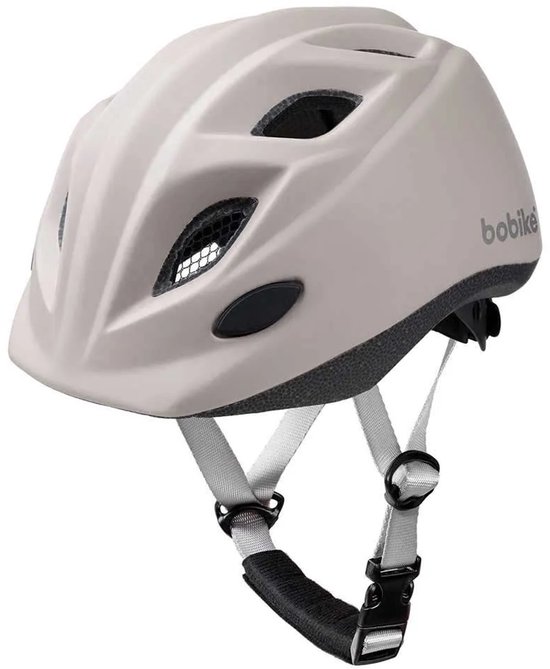 Lichtgrijze Bobike fietshelm voor kinderen, met ventilatieopeningen en verstelbare kinband.