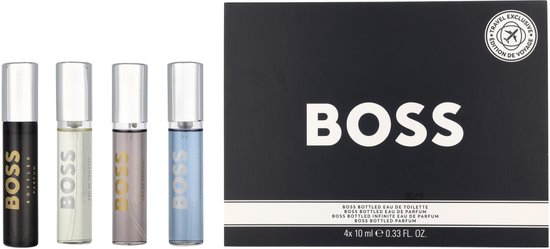 Een set van vier BOSS Bottled mini-parfumflesjes: zwart, lichtgrijs, lichtblauw en crème, naast een zwarte geschenkdoos.