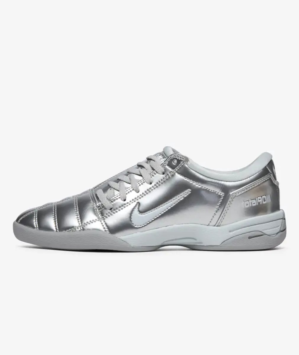 Nike T90 Sneakers – Mtlc Platinum/Photon Dust Retro Football Lifestyle Zilver