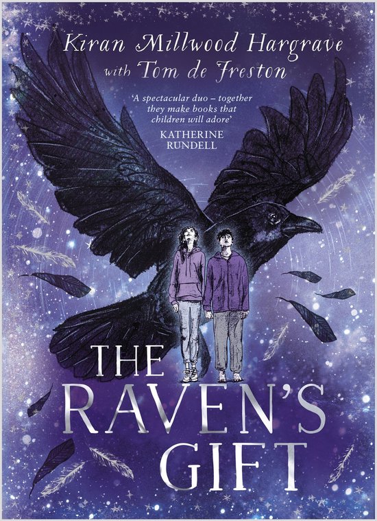 Boekomslag van The Raven's Gift met twee figuren voor een grote zwarte raaf tegen een paarse, sterrenhemel.