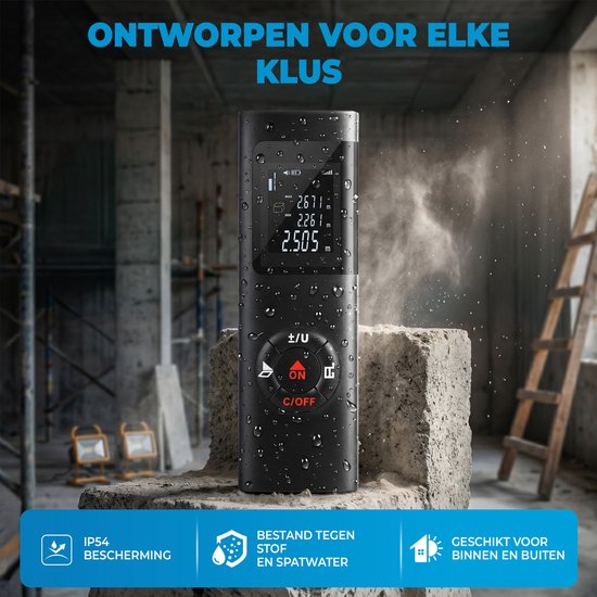 Zwarte laser afstandsmeter met waterdruppels, staand op een betonnen blok in een bouwomgeving. Iconen voor IP54, stof- en spatwaterdicht, binnen en buiten gebruik.
