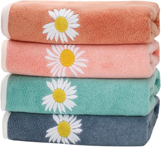 Stapel van vier handdoeken in oranje, roze, mintgroen en donkerblauw. Elke handdoek heeft een geborduurde margriet.
