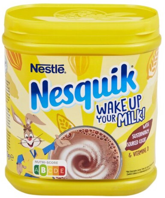Nestlé Nesquik cacaopoeder blik met de mascotte, 'Wake Up Your Milk!' en Nutri-score A.