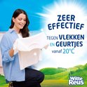 Vrouw toont schone witte T-shirt, met de tekst 'Zeer effectief tegen vlekken en geurtjes vanaf 20°C'.