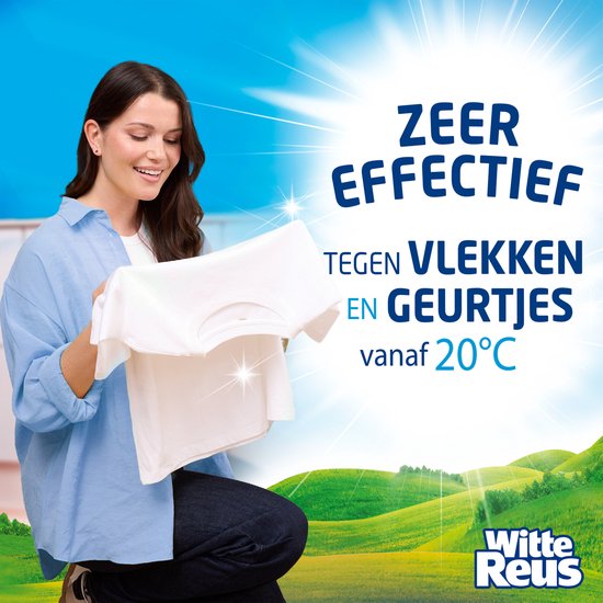 Vrouw toont schone witte T-shirt, met de tekst 'Zeer effectief tegen vlekken en geurtjes vanaf 20°C'.