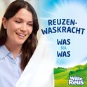 Vrouw toont schone witte was, met de tekst 'Reuzen-waskracht, Was na was'.