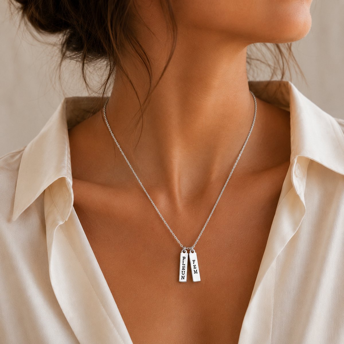 Engravia by Derya – Gepersonaliseerde Dubbele Staafhanger Ketting Zilverkleurig – RVS Roestvrij Staal – Minimalistische Naam of Datumketting – Persoonlijk Cadeau