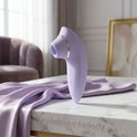 Lila Montamour Melody luchtdruk vibrator op een marmeren tafel met paarse stof.