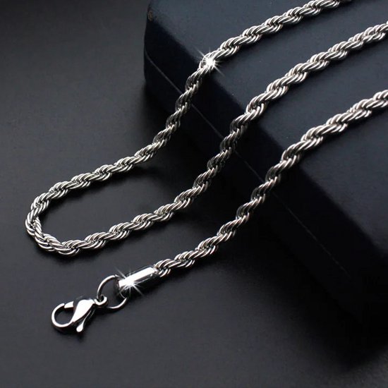 Zilverkleurige touwketting met karabijnsluiting op een zwarte achtergrond.