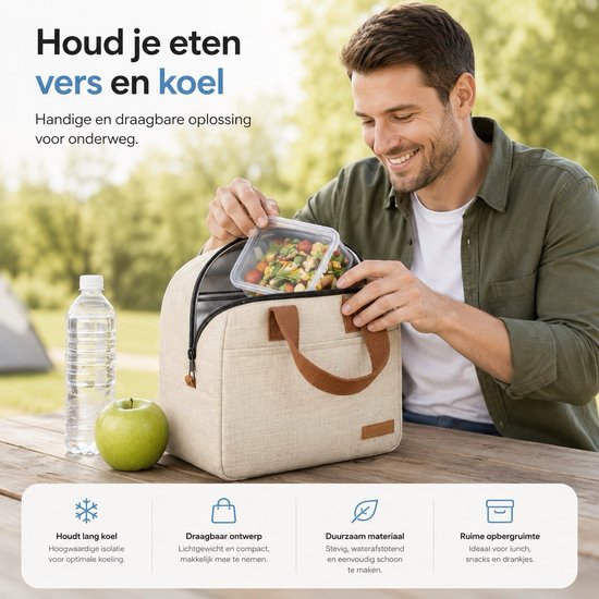 Man in groene trui doet een voedselcontainer in een beige koeltas met bruine handvatten, buiten.