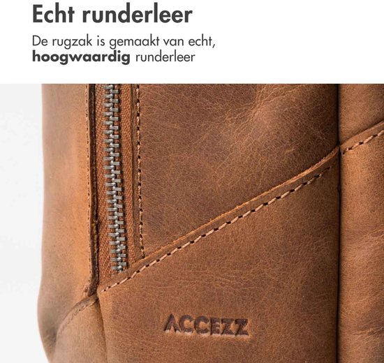Close-up van een bruine leren rugzak met merknaam ACceffZ erop. Gemaakt van echt leer.