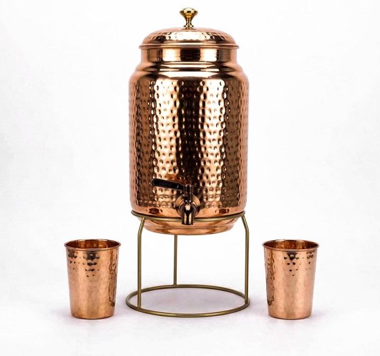 Koperen waterdispenser met kraan en deksel, omringd door twee koperen bekers op een gouden standaard.
